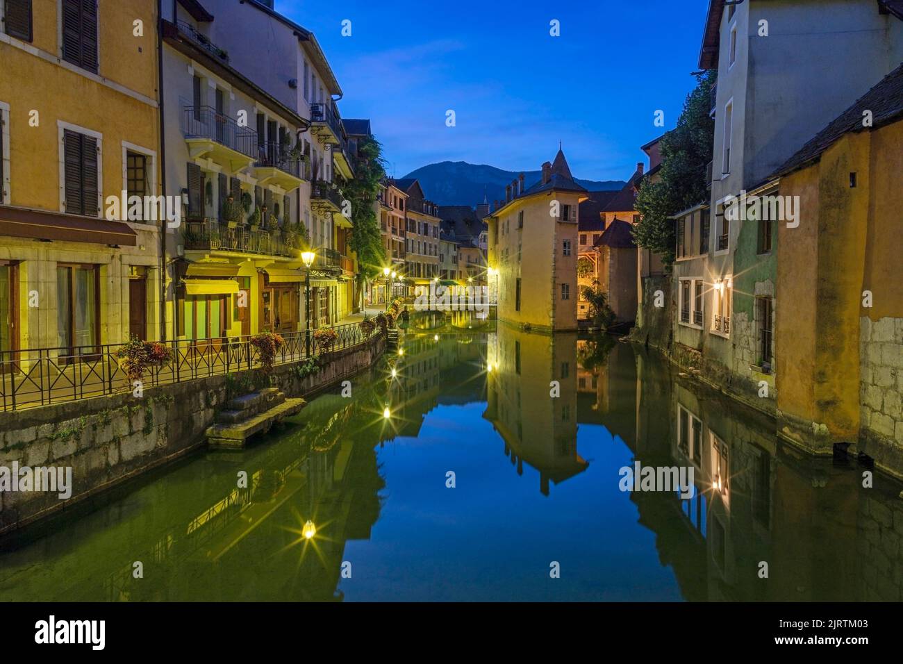 La città vecchia di Annecy al crepuscolo. Foto Stock