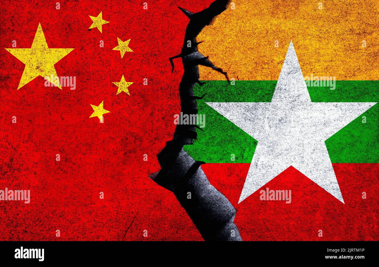 Cina vs Myanmar bandiere concetto su un muro con una crack. Myanmar e Cina conflitti politici, crisi di guerra, economia, relazioni, concetto commerciale Foto Stock