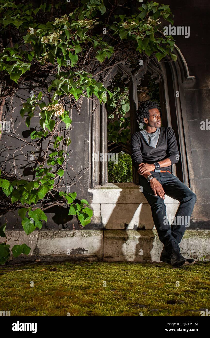 Il Santuario, nostalgia. Un momento di contemplazione solitaria per un personaggio in un luogo di rifugio. Da una serie di immagini correlate. Foto Stock