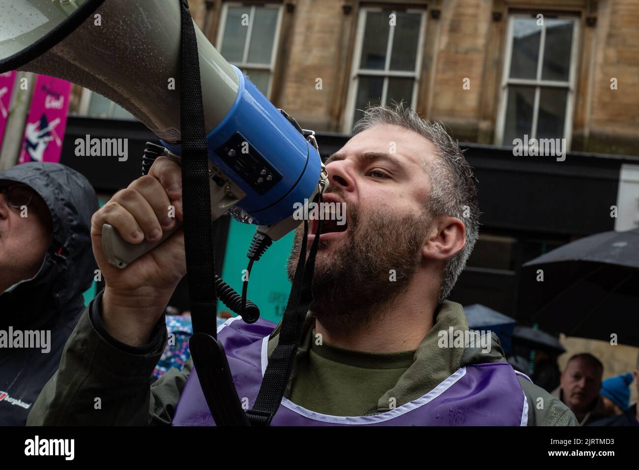 Glasgow, Regno Unito, 26 ago 2022. Manifestazioni di massa e proteste salariali tenute da membri sindacali, tra cui membri di GMB, EIS, RMT e altri, a sostegno di lavoratori in sciopero in molti settori commerciali, a Glasgow, Scozia, il 26 agosto 2022. Photo credit: Jeremy Sutton-Hibbert/ Alamy Live News. Foto Stock