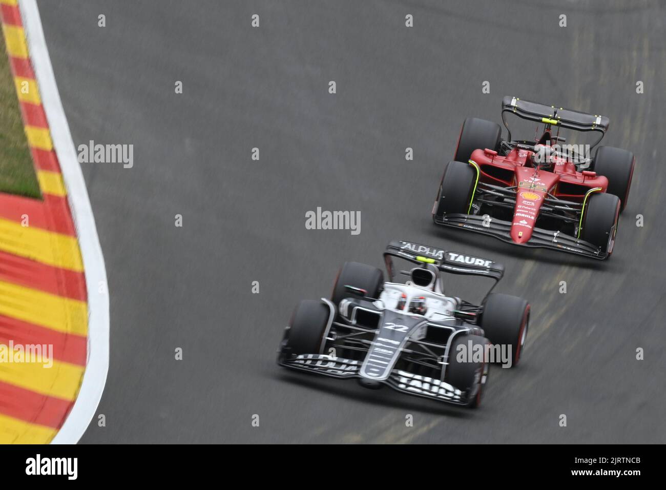Stavelot, Belgio. 26th ago, 2022. Il pilota giapponese della Scuderia AlphaTauri Yuki Tsunoda e il pilota spagnolo della Scuderia Ferrari Carlos Sainz Jr. Hanno illustrato in azione durante una sessione di prove libere al Gran Premio del Belgio F1, a Spa-Francorchamps, venerdì 26 agosto 2022. Il Gran Premio di Formula uno di Spa-Francorchamps si svolge questo fine settimana, dal 26th al 28th agosto. FOTO DI BELGA DIRK WAEM Credit: Agenzia Notizie di Belga/Alamy Live News Foto Stock