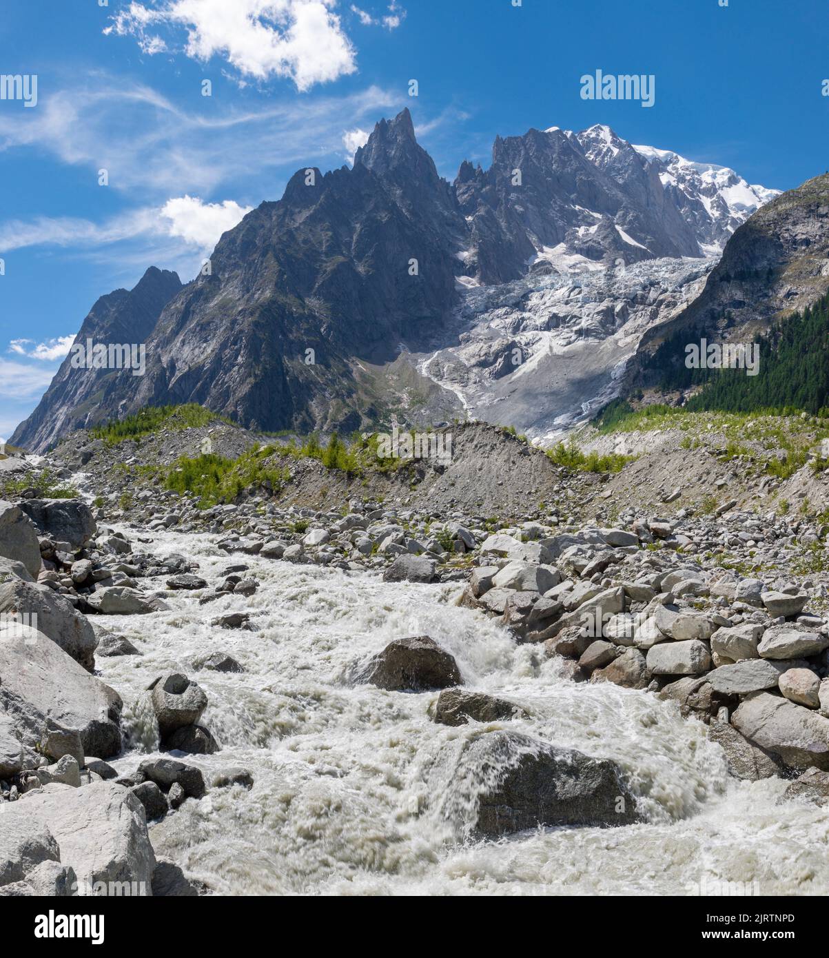 Il Massiccio del Monte Bianco con il torrente glaciale del ghiacciaio della Brenva sugli Entreves - Italia. Foto Stock