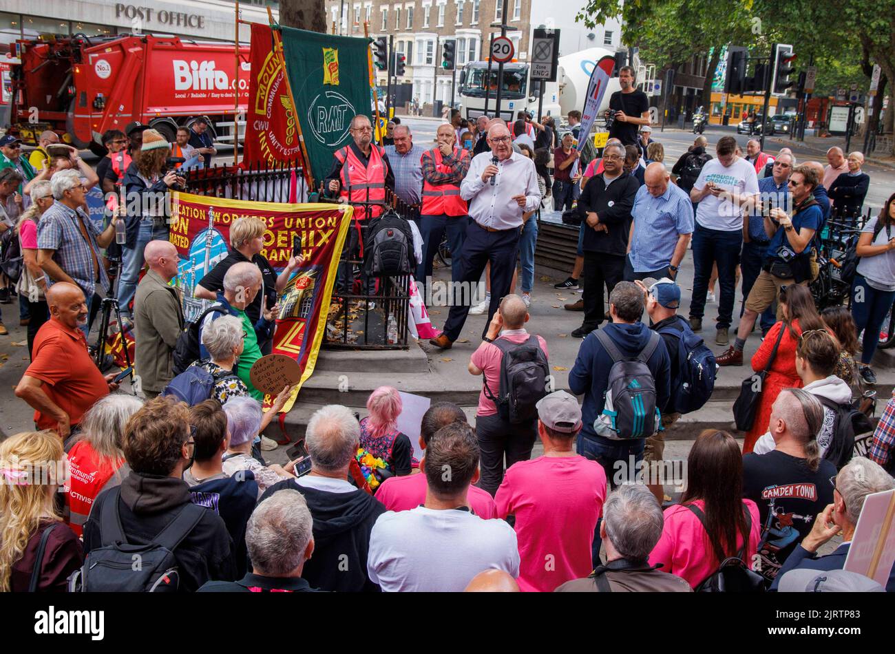 Londra, Regno Unito. 26th ago, 2022. Dave Ward si rivolge alla folla. I membri dell'Unione dei lavoratori della comunicazione (CWU) intraprendono un'azione di sciopero. 120.000 operatori postali escono dalla retribuzione. Il ha votato a favore di un'azione industriale del 97,6 per cento. Questa dimostrazione si svolge presso l'ufficio di smistamento di Mount Pleasant. Sono supportati da altre unioni come RMT, Unite Credit: Mark Thomas/Alamy Live News Foto Stock