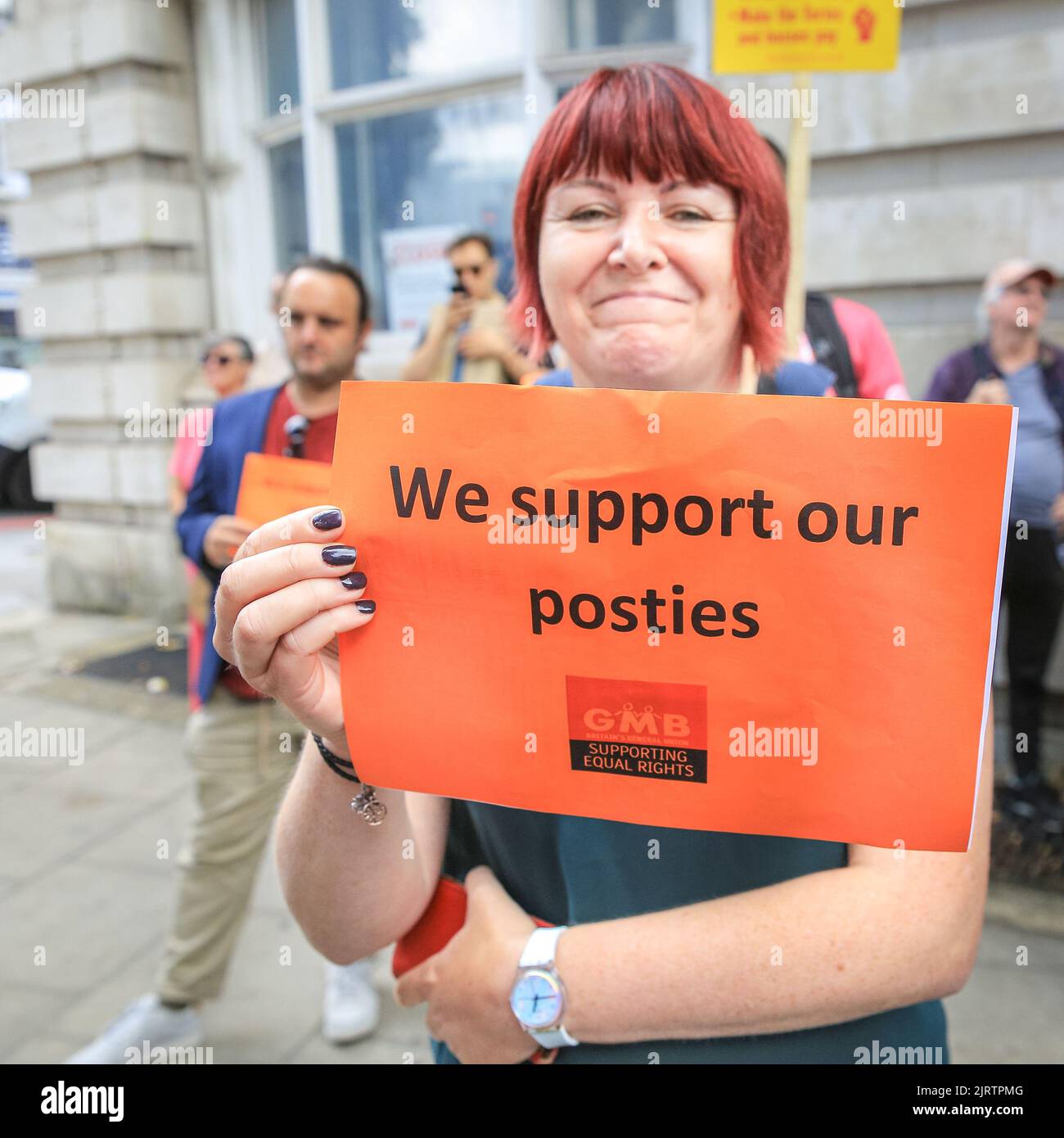 Londra, Regno Unito. 26th ago, 2022. I lavoratori in sciopero presso il Royal Mail Mount Pleasant Mail Centre di Clerkenwell, uno dei più grandi del Regno Unito, sono al servizio dei codici postali CE, N, W1 e WC. Più di 100k operatori postali della Communication Workers Union (CWU) del Royal Mail Group hanno intrapreso oggi, per la prima volta dal 2009, un'azione industriale. Le linee di picket si sono formate nei siti postali di tutto il Regno Unito. Credit: Imageplotter/Alamy Live News Foto Stock