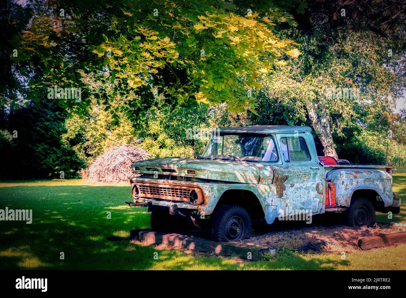 Un vecchio camioncino, in riparazione, si trova sulla strada vicino Manitowoc, Wisconsin. Foto Stock