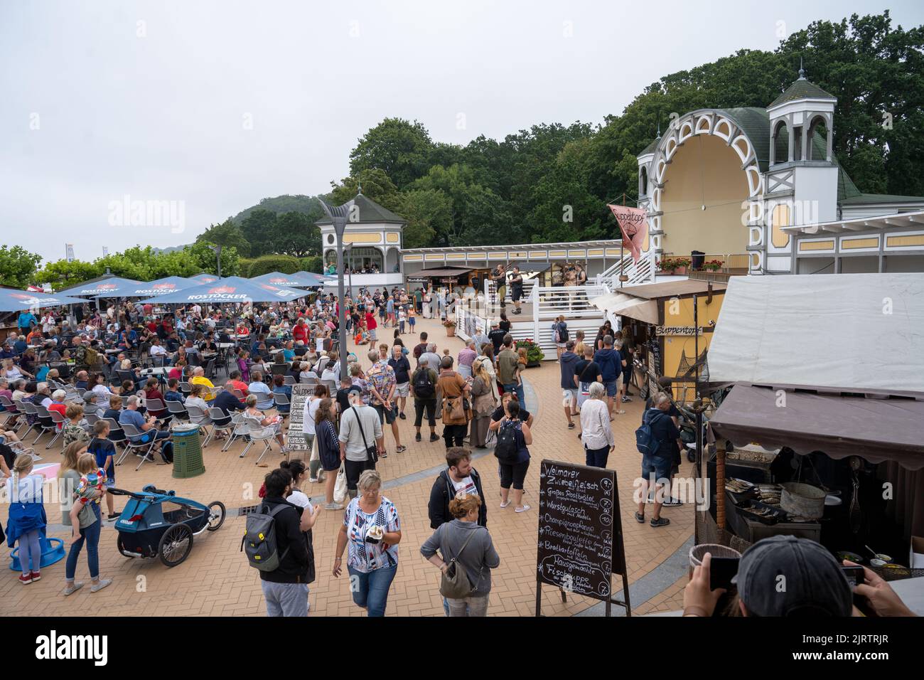 26 agosto 2022, Meclemburgo-Pomerania occidentale, Göhren: Circa 50 vichinghi e slavi provenienti da tutta la Germania danno ai visitatori un'idea dell'artigianato e dei costumi di questi popoli. Foto: Stefan Sauer/dpa Foto Stock