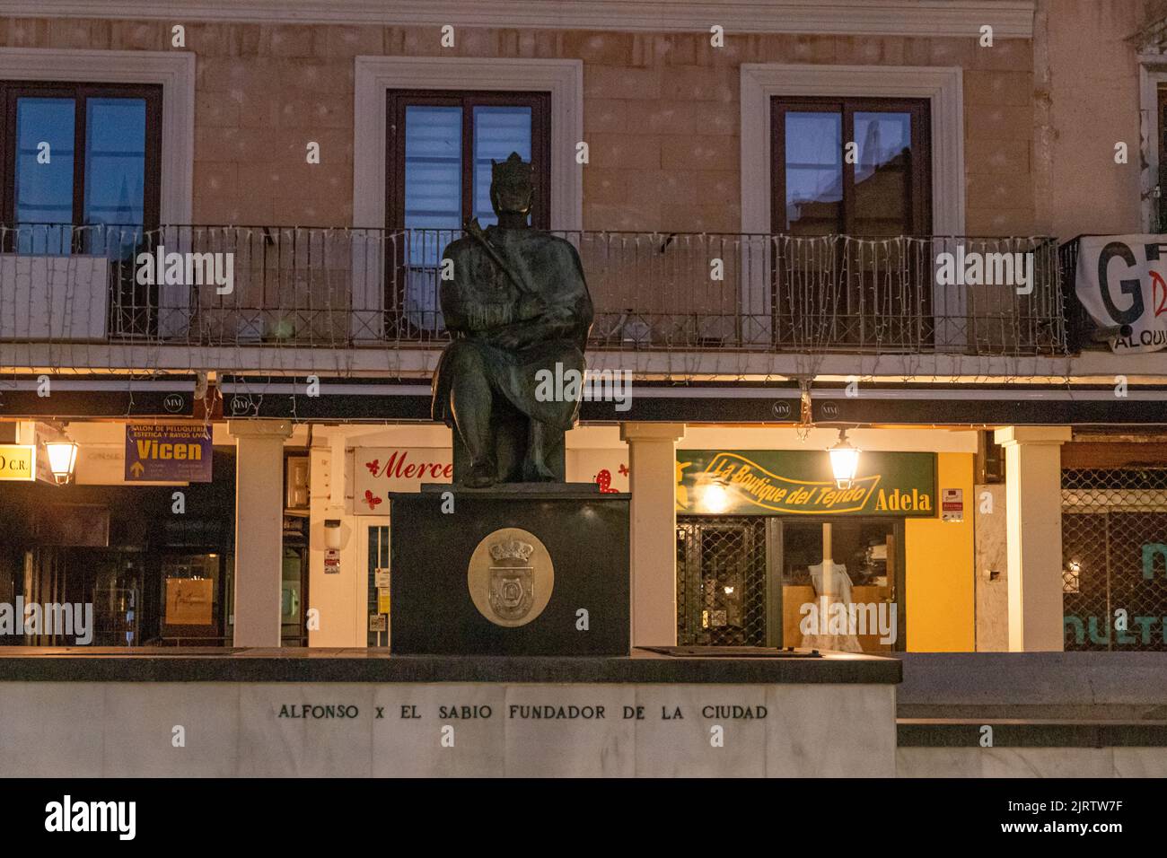 Ciudad Real, Spagna. Monumento ad Alfonso X di Castiglia, il saggio, in Plaza Mayor (Piazza della Città Grande). Piazza principale della città Foto Stock