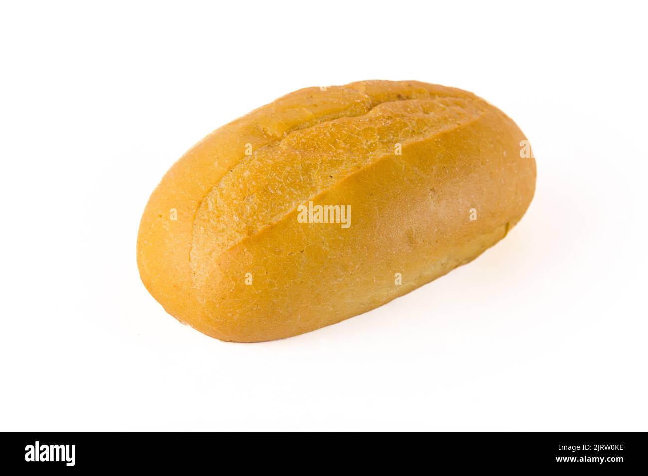 Pane di farina di grano tradizionale di base con crosta dorata collocato in studio isolato su sfondo bianco. Il pane come base per i panini. Foto di alta qualità Foto Stock