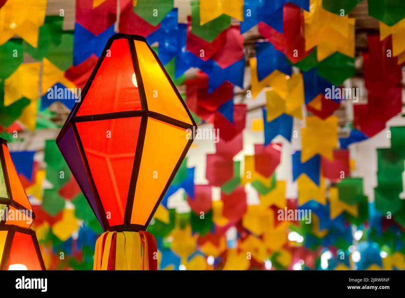 Bandiere colorate e palloncino decorativo per la festa di San Giovanni, che si svolge nel mese di giugno nel nord-est del Brasile. Foto Stock