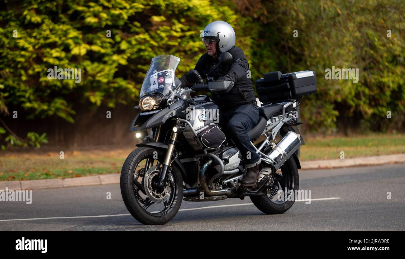 Uomo alla guida di una motocicletta BMW R 1200 GS Foto Stock