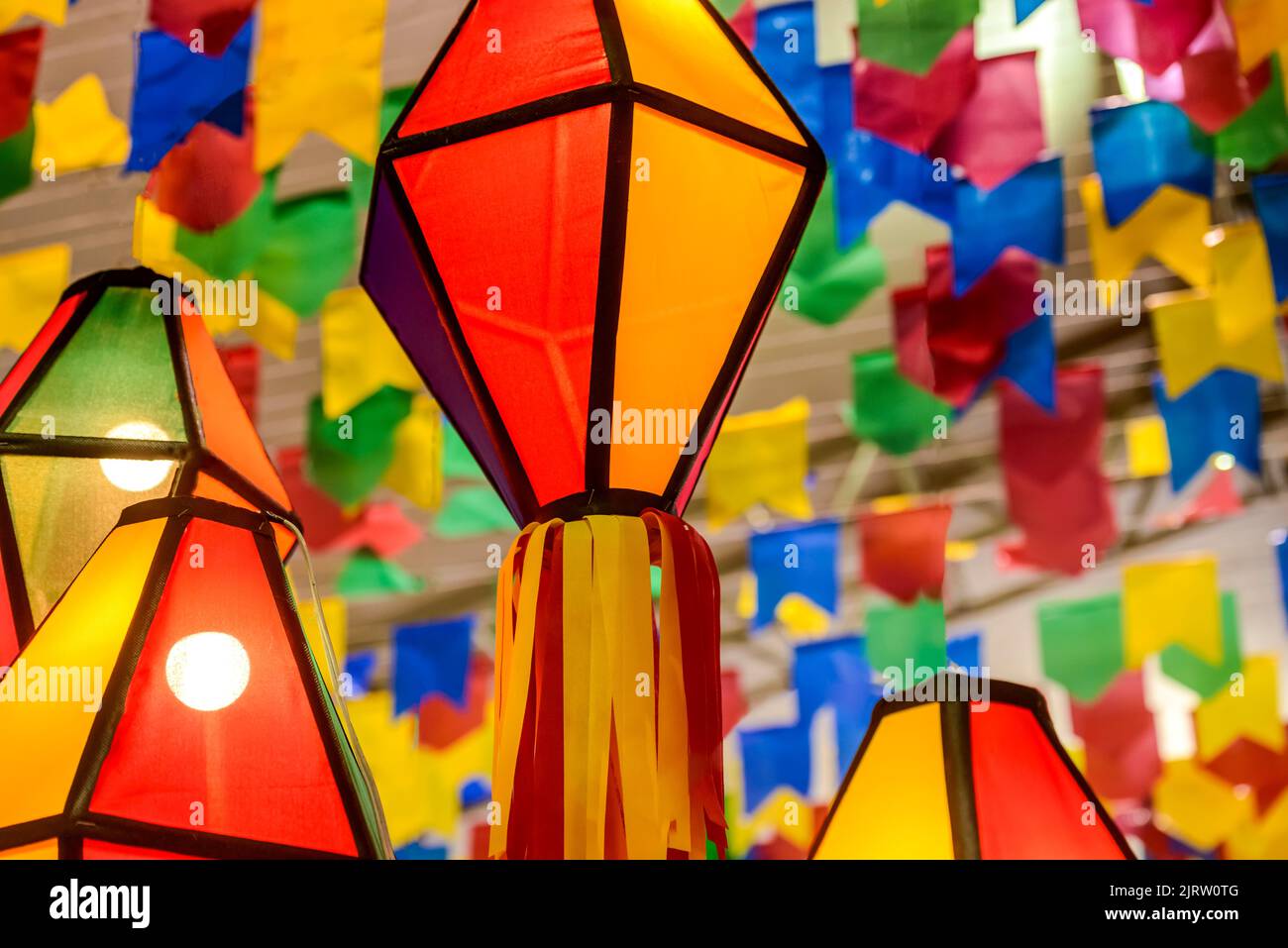 Bandiere colorate e palloncino decorativo per la festa di San Giovanni, che si svolge nel mese di giugno nel nord-est del Brasile. Foto Stock