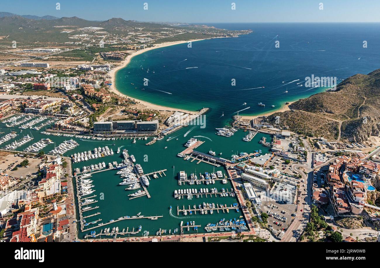 Veduta aerea di Cabo San Lucas, Marina e città, ampio sviluppo, molte località e barche da pesca sportiva, Cabo San Lucas, Baja Califonia, Messico Foto Stock