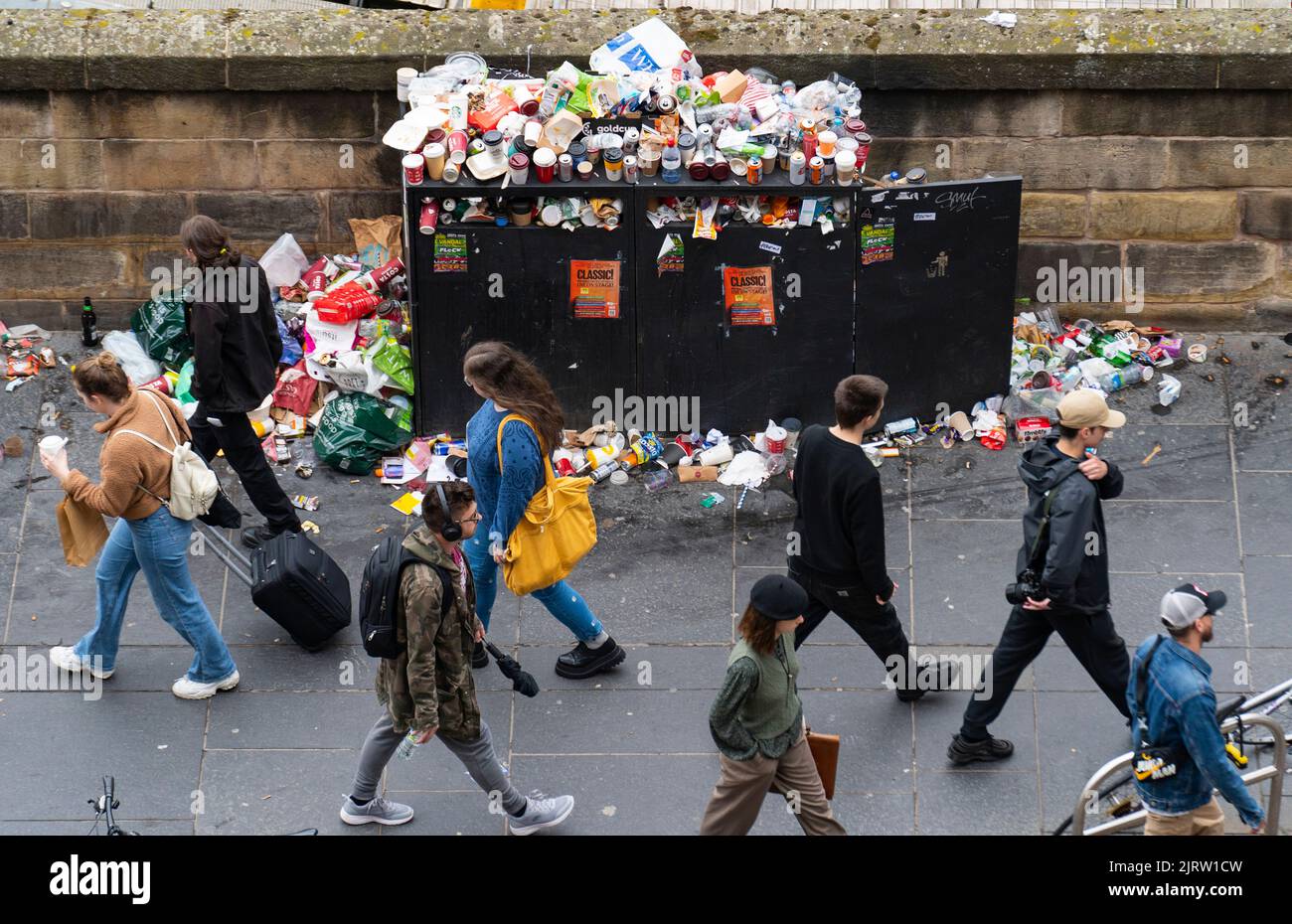 Edimburgo, Scozia, Regno Unito. 26th agosto 2022. I rifiuti si vedono accatastati sulle strade e accanto a molti traboccanti bidoni nel centro di Edimburgo oggi. Lo sciopero di Binmen continua a Edimburgo e oggi gli scioperi sono estesi a Glasgow, Aberdeen e Dundee. Iain Masterton/Alamy Live News Foto Stock