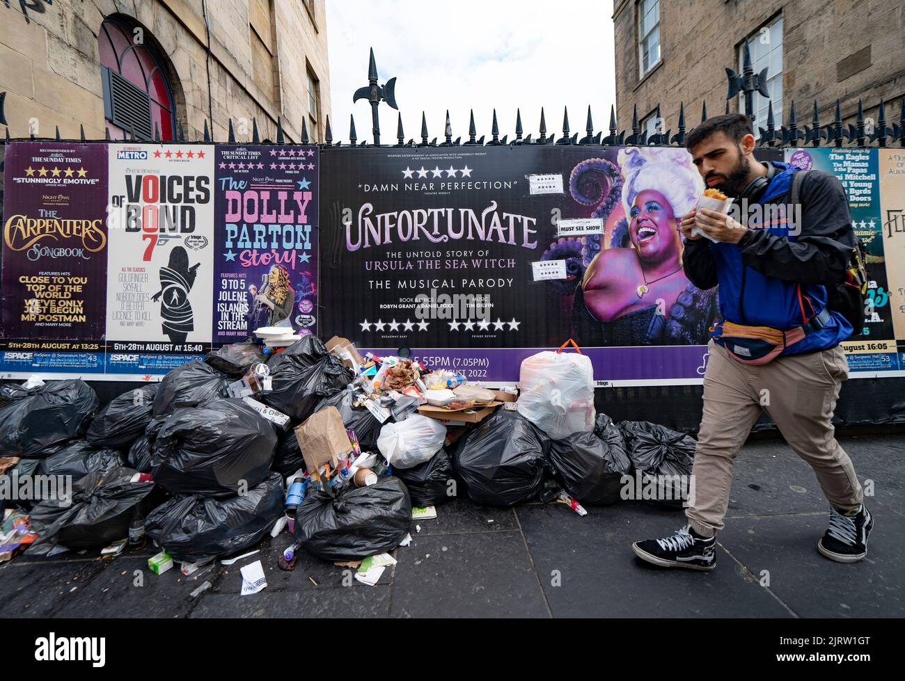 Edimburgo, Scozia, Regno Unito. 26th agosto 2022. I rifiuti si vedono accatastati sulle strade e accanto a molti traboccanti bidoni nel centro di Edimburgo oggi. Lo sciopero di Binmen continua a Edimburgo e oggi gli scioperi sono estesi a Glasgow, Aberdeen e Dundee. Iain Masterton/Alamy Live News Foto Stock