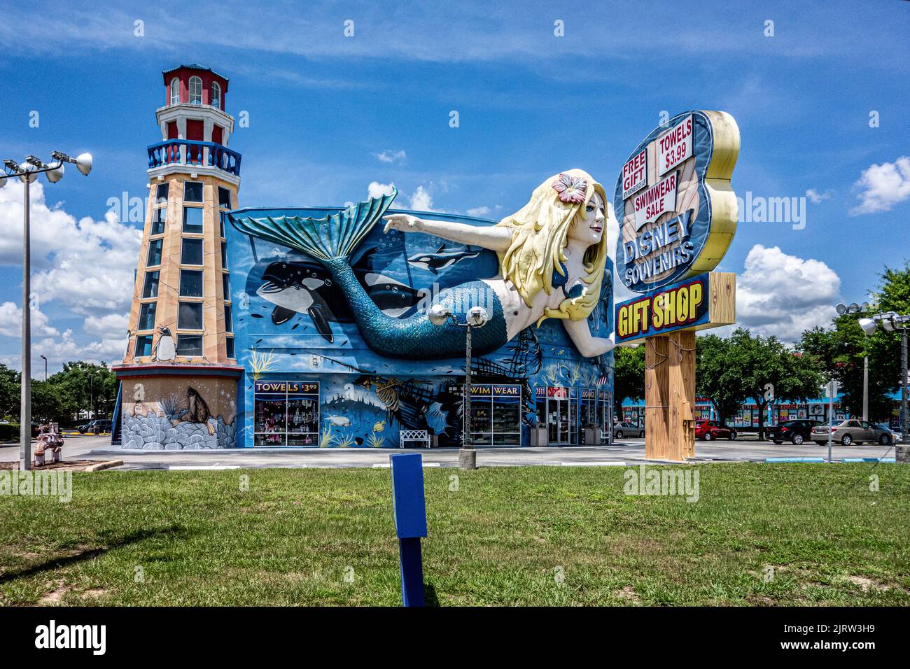 Fantasy sirena e faro immagini incorporate in un edificio che vende regali vicino a Disneyland, Orlando Florida Foto Stock