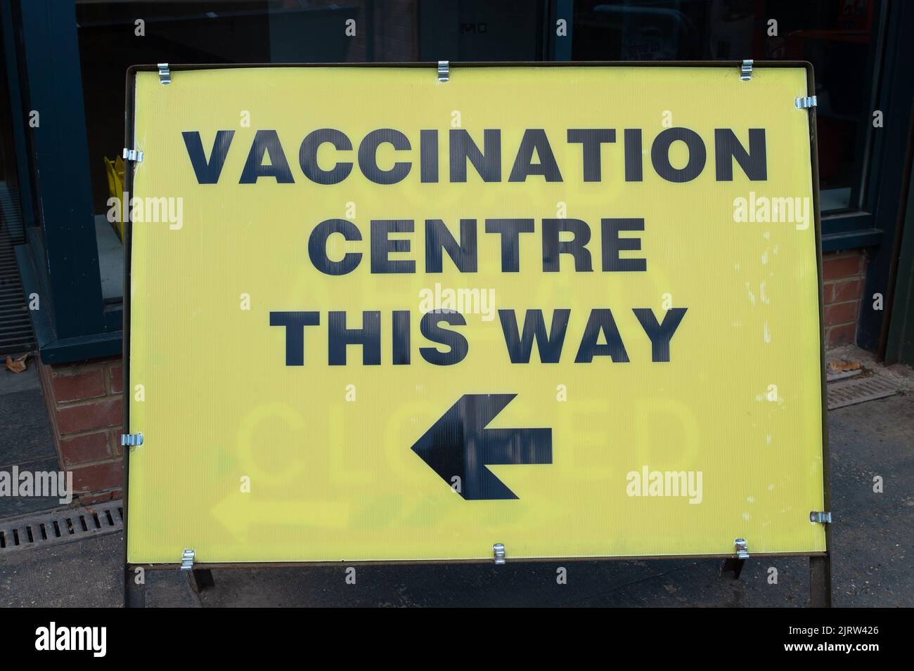 Slough, Berkshire, Regno Unito. 26th agosto, 2022. L'ultimo giorno per il duro lavoro del personale dell'NHS presso il Centro di vaccinazione di massa del Covid-19 a Salt Hill Park è stato chiuso e svuotato oggi. Il personale dell'NHS continuerà a effettuare vaccinazioni e vaccinazioni di Covid-19 nella zona, ma in locali più piccoli, nonché utilizzando un autobus mobile. Credit: Maureen McLean/Alamy Live News Foto Stock