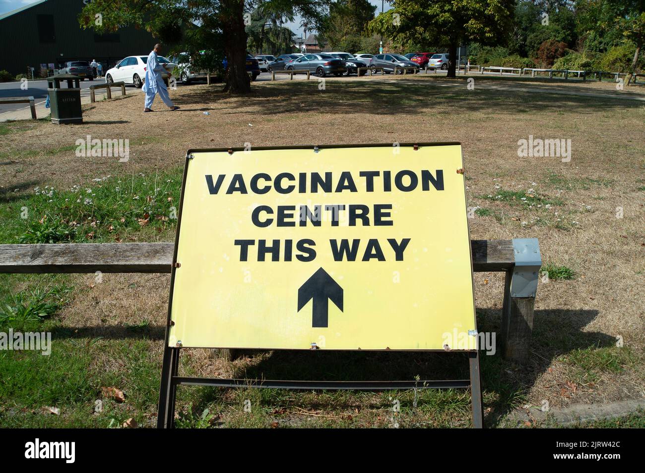 Slough, Berkshire, Regno Unito. 26th agosto, 2022. L'ultimo giorno per il duro lavoro del personale dell'NHS presso il Centro di vaccinazione di massa del Covid-19 a Salt Hill Park è stato chiuso e svuotato oggi. Il personale dell'NHS continuerà a effettuare vaccinazioni e vaccinazioni di Covid-19 nella zona, ma in locali più piccoli, nonché utilizzando un autobus mobile. Credit: Maureen McLean/Alamy Live News Foto Stock