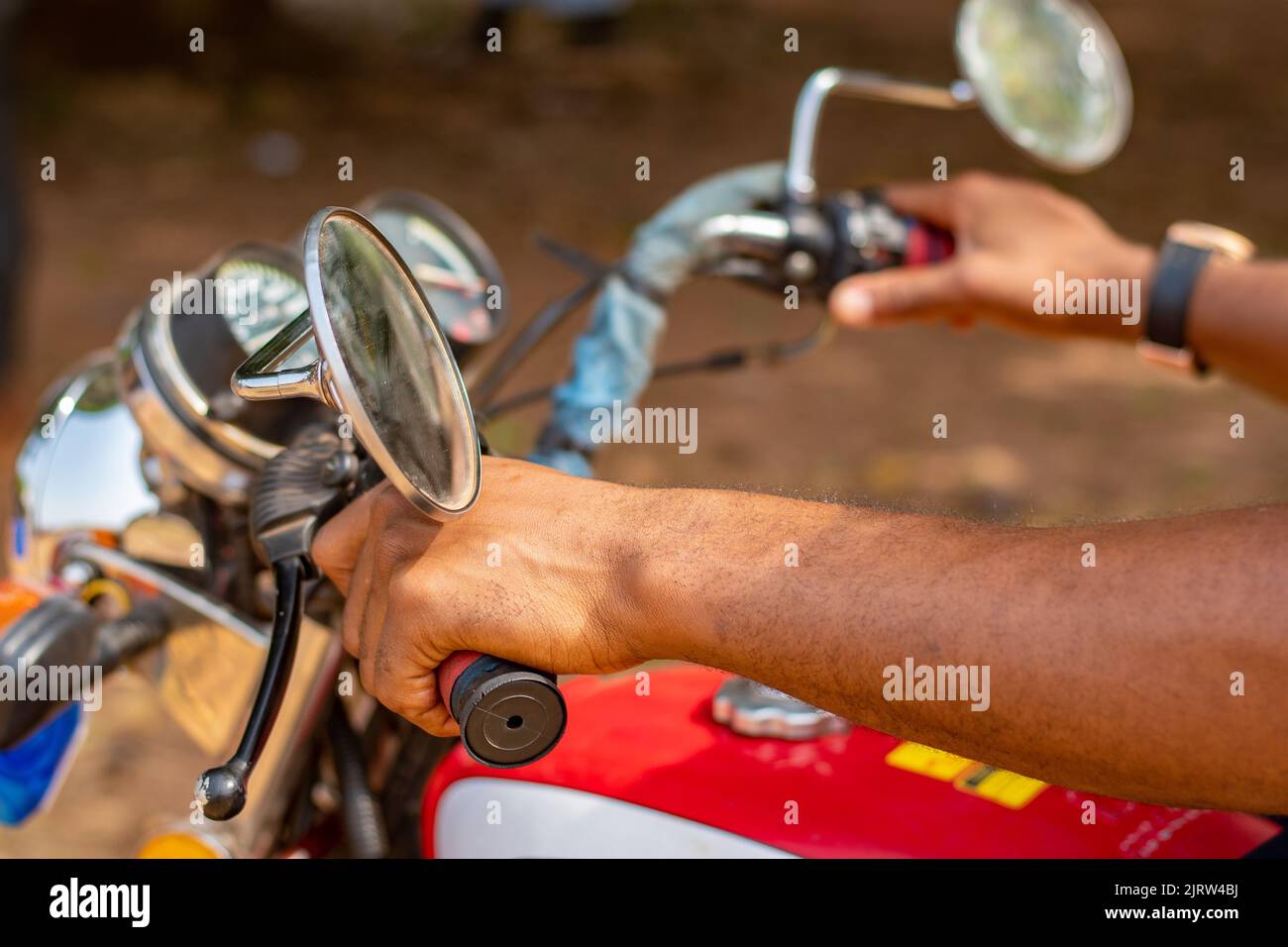 persona africana alla guida di una moto Foto Stock