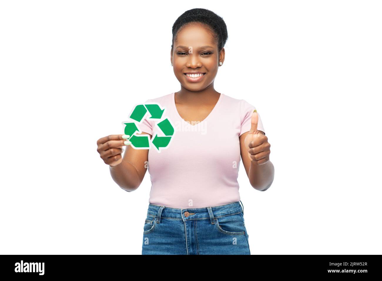 donna asiatica sorridente con un cartello verde di riciclaggio Foto Stock