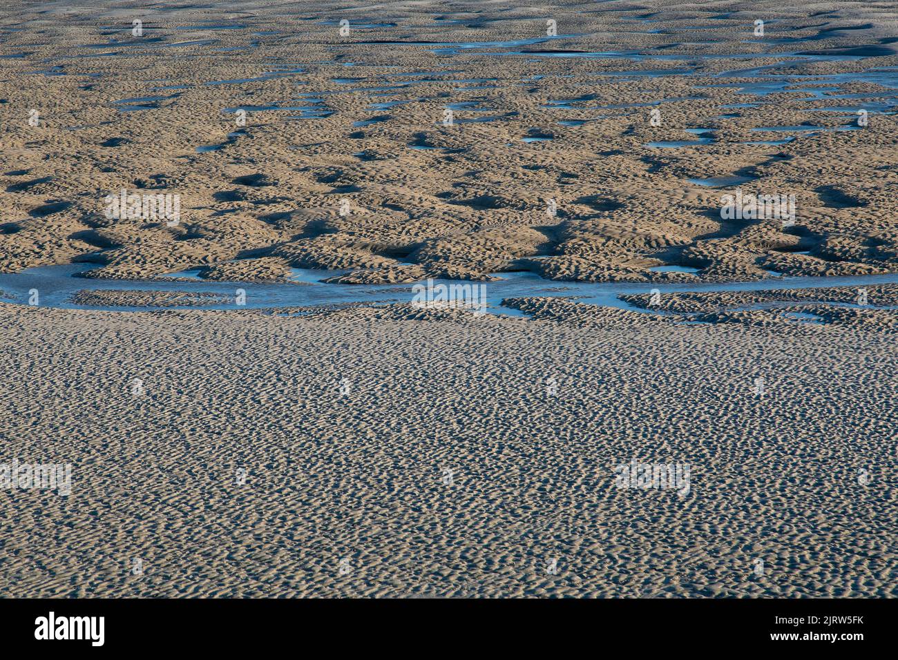 Sandy Beach Textures, piccolo ruscello, Riples e buche d'acqua, Arte Naturale Foto Stock