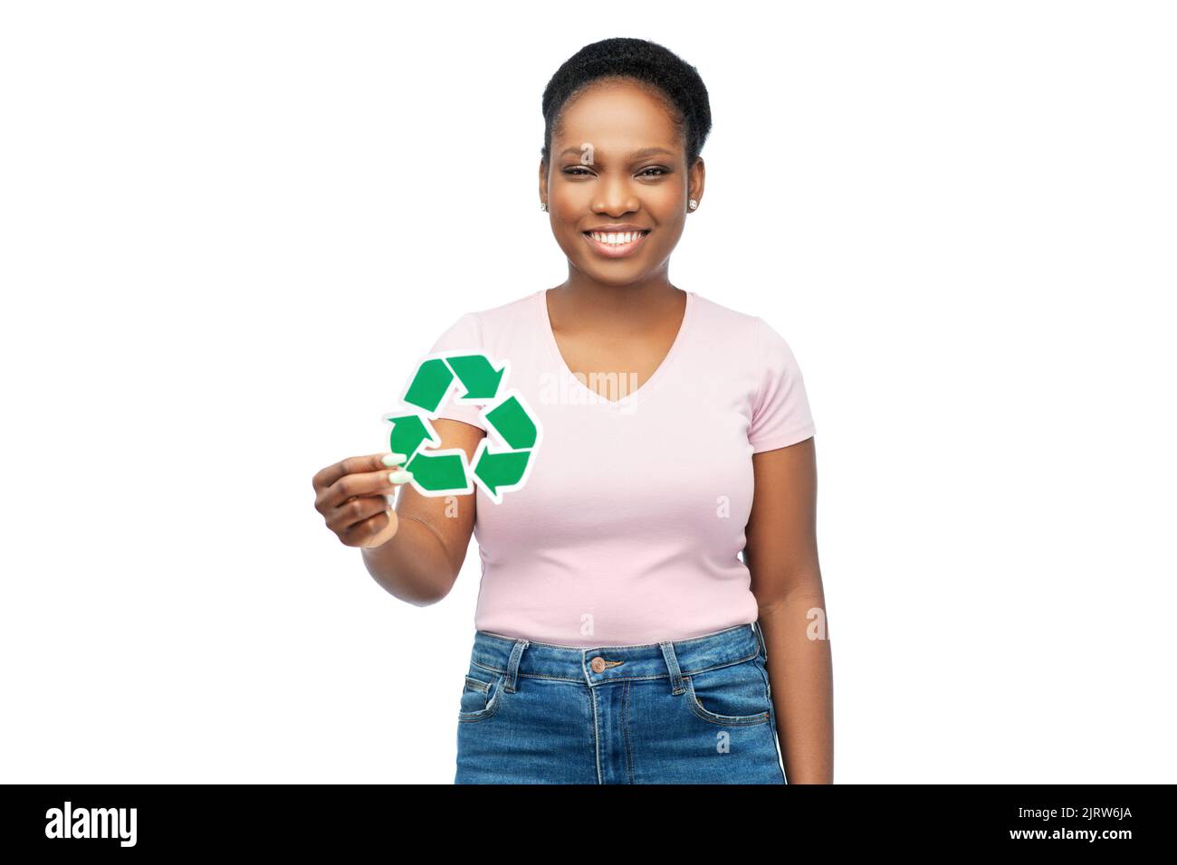 donna asiatica sorridente con un cartello verde di riciclaggio Foto Stock