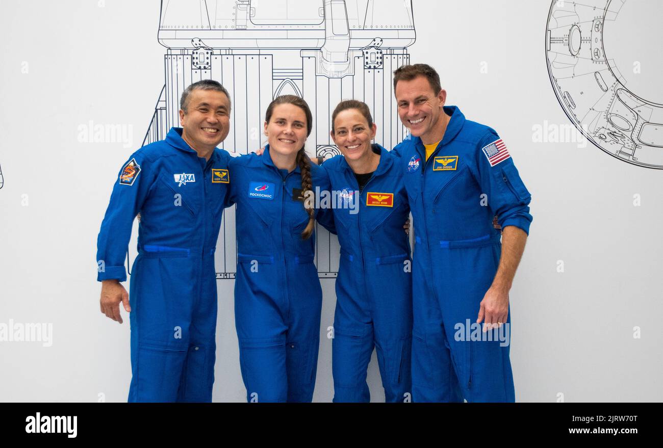 Hawthorne, Stati Uniti d'America. 16 giugno, 2022. Gli astronauti della NASA SpaceX Crew-5 posano insieme per una foto di gruppo alla sede centrale di SpaceX, 16 giugno 2022 a Hawthorne, California. Da sinistra: Koichi Wakataof JAXA, Anna Kikina di Roscosmo, e gli astronauti della NASA Nicole Mann e Josh Cassada. Il lancio della Stazione spaziale Internazionale è stato riprogrammato per il 3 ottobre 2022 per adattarsi ad altri veicoli spaziali. Credit: SpaceX/SpaceX/Alamy Live News Foto Stock