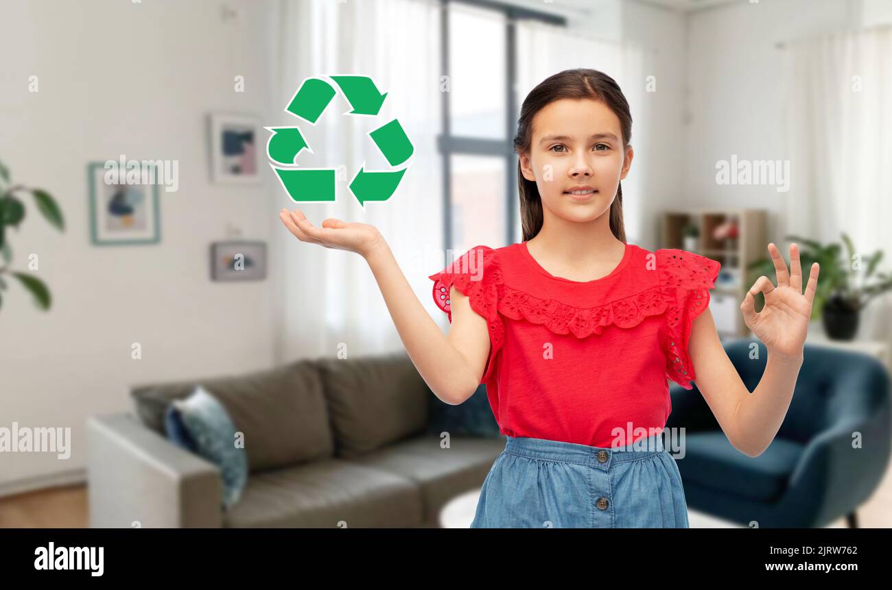 ragazza sorridente con il segno verde di riciclaggio che mostra ok Foto Stock