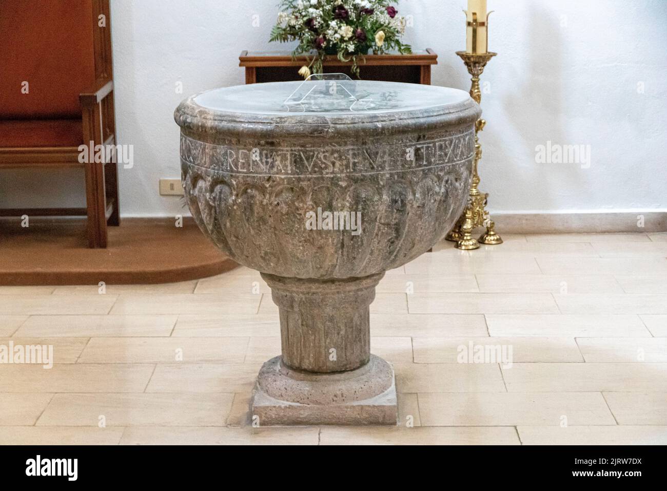 Ciudad Real, Spagna. Fonte battesimale nella Iglesia de Santiago (Chiesa di San Giacomo), una chiesa gotica romanica costruita nel 13th ° secolo Foto Stock