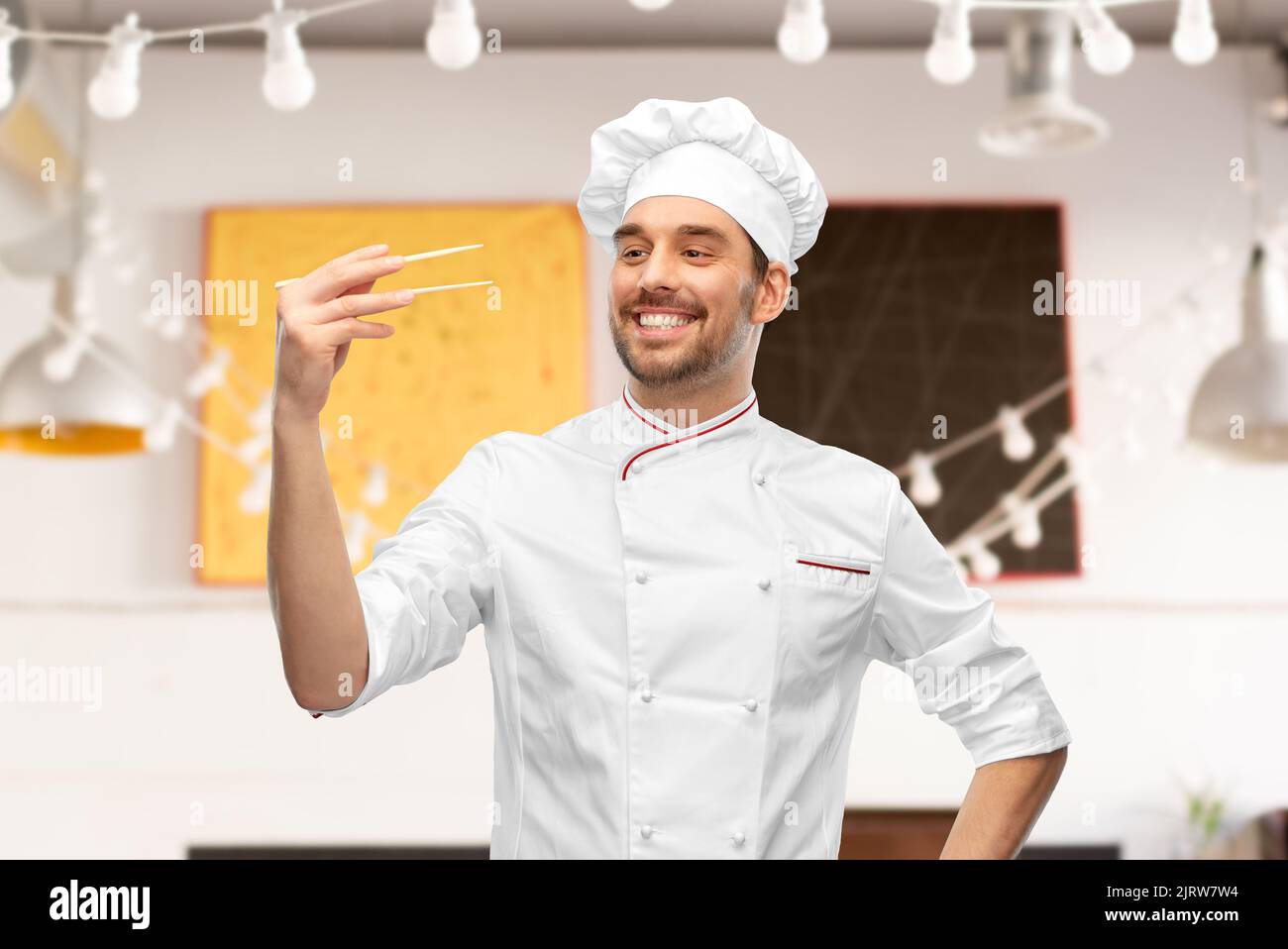 buon cuoco maschio sorridente con i chopsticks Foto Stock