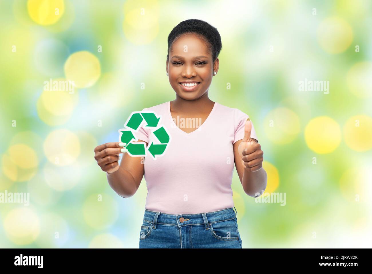 donna afroamericana che tiene il segno di riciclaggio Foto Stock