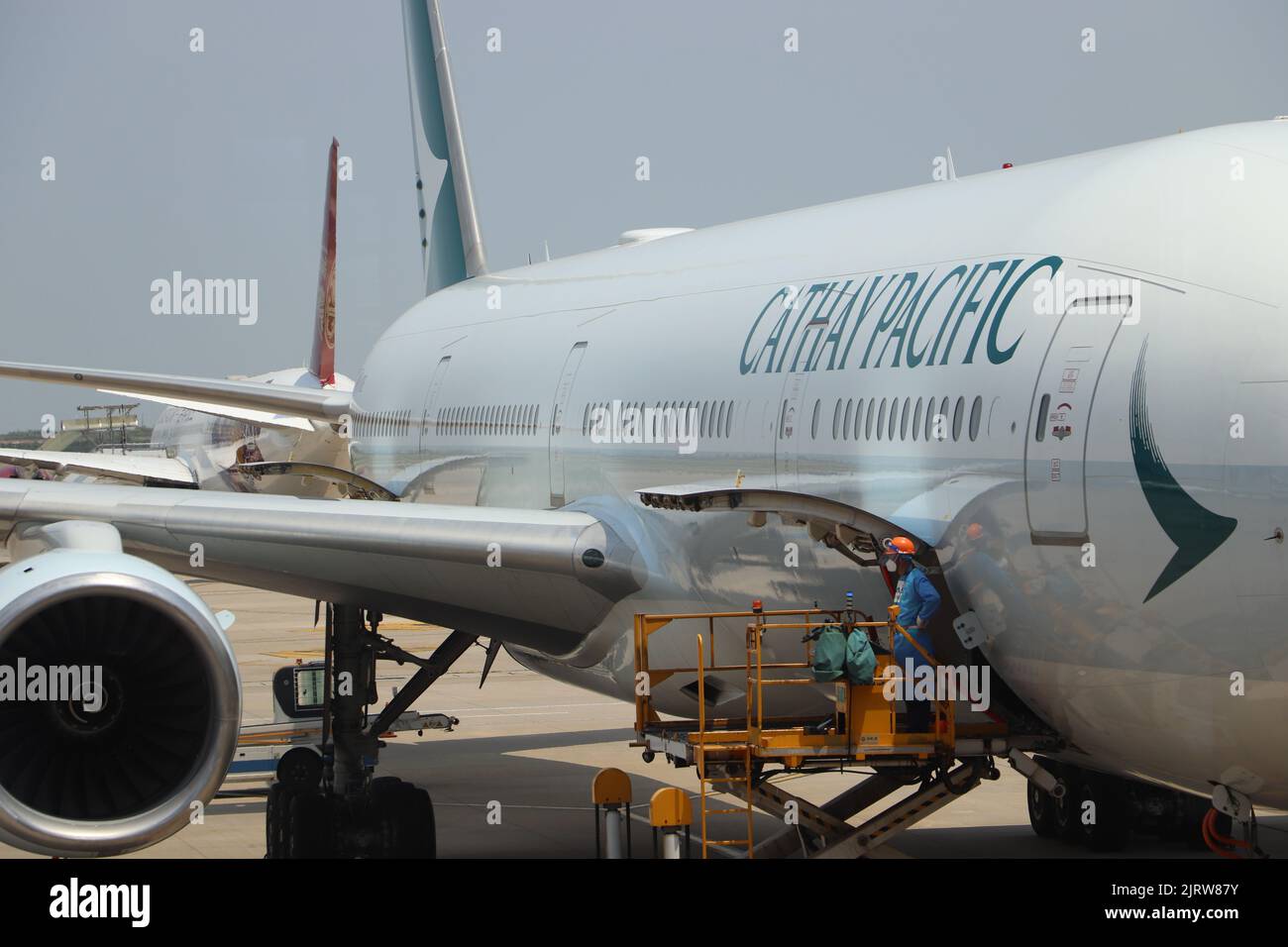 Il corpo dell'aeromobile Cathay Pacific Airlines Airbus A350-900 nell'aeroporto di Shanghai Pudong Foto Stock