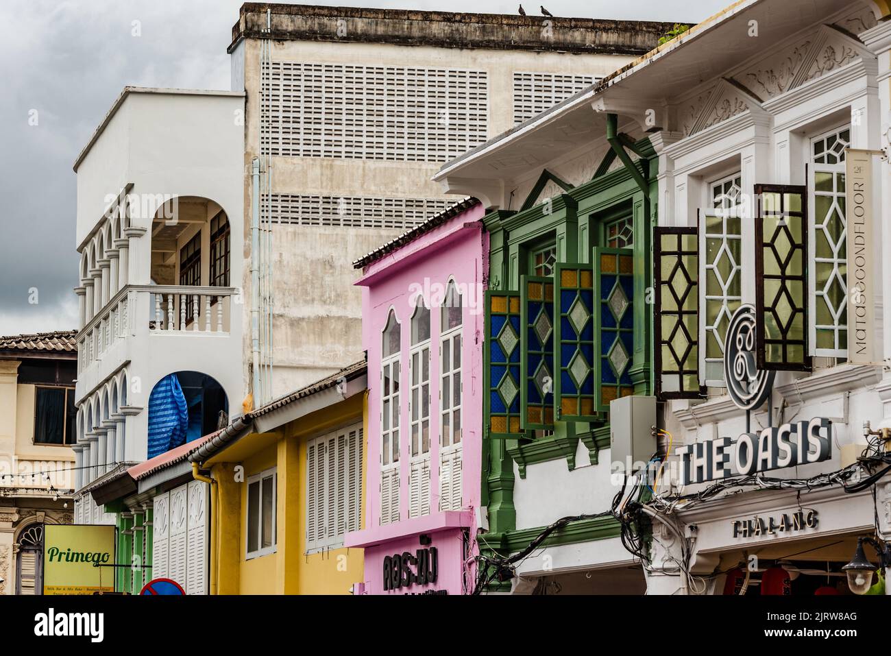 Phuket, Thailandia - 2022 luglio: Facciate colorate edificio sulla Thalang Road nella città vecchia di Phuket. Foto Stock