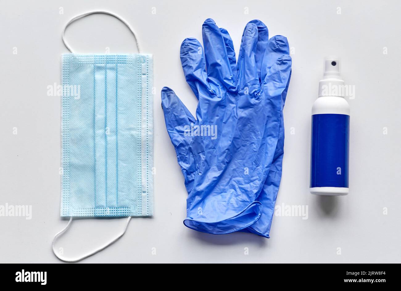 maschera medica, guanti e disinfettante per le mani in spray Foto Stock