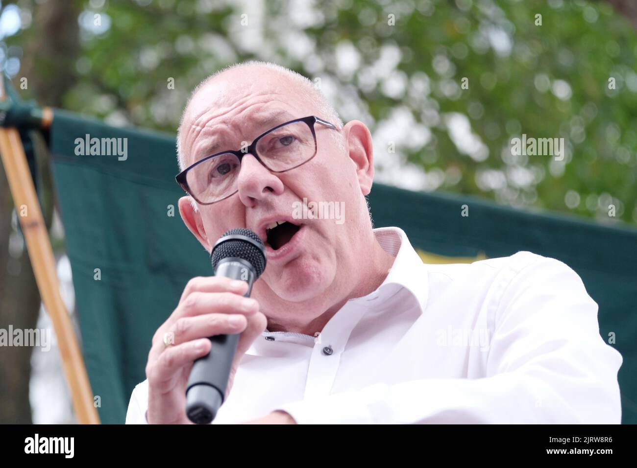 Londra, Regno Unito, 26th agosto 2022. Il segretario generale della CWU Dave Ward si rivolge a lavoratori postali di grande impatto riuniti in un raduno fuori dall'ufficio di smistamento di Mount Pleasant. Oltre 100.000 operatori postali della Royal Mail, membri dell'Unione dei lavoratori della comunicazione (CMU) hanno organizzato la prima delle quattro uscite in una disputa sulla retribuzione, in cui un aumento del salario del 5,5% è stato rifiutato perché è in ritardo rispetto all'inflazione e non copre l'attuale costo della vita. Credit: Undicesima ora di Fotografia/Alamy Live News Foto Stock