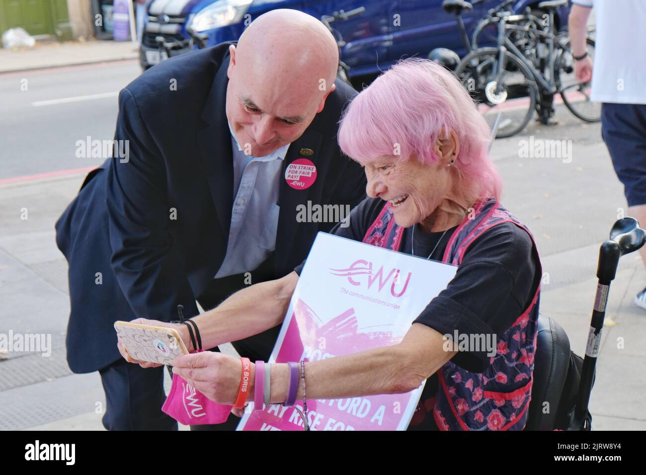 Londra, Regno Unito, 26th agosto 2022. Segretario generale dell'Unione RMT, Mick Lynch si pone per un selfie in un raduno di lavoratori postali fuori dall'ufficio di smistamento di Mount Pleasant. Oltre 100.000 operatori postali della Royal Mail, membri dell'Unione dei lavoratori della comunicazione (CMU) hanno organizzato la prima delle quattro uscite in una disputa sulla retribuzione, in cui un aumento del salario del 5,5% è stato rifiutato perché è in ritardo rispetto all'inflazione e non copre l'attuale costo della vita. Credit: Undicesima ora di Fotografia/Alamy Live News Foto Stock