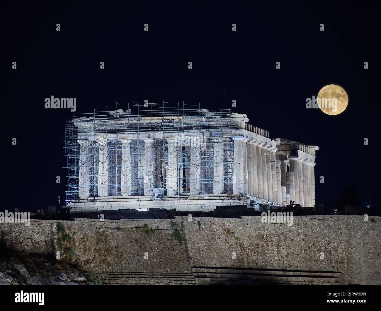 Acropoli nel mese di agosto sotto la luce della luna Foto Stock