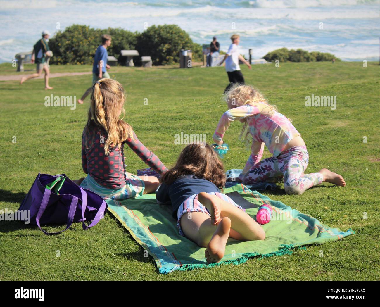Tre bambine in un parco Foto Stock