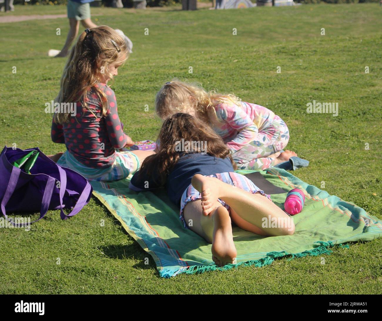 Tre bambine in un parco Foto Stock