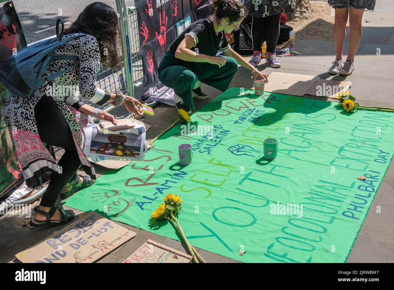 Londra, Regno Unito. 26 ago 2022. Il gruppo di solidarietà di Phulbari ha sparato una veglia morta all'alta Commissione del Bangladesh nel 16th° anniversario del massacro di Phulbari. 3 persone sono state uccisero a colpi di arma da fuoco per un'enorme protesta non violenta contro i piani della società mineraria londinese GCM di spostare con forza 130,0London, Regno Unito. 26 ago 2022. Phulbari Solidarity Group candele leggere per i tre giovani sparati morti a Phulbari alla veglia dell'alta Commissione del Bangladesh in occasione del 16th° anniversario del massacro. Sono stati uccisi a causa di un'enorme protesta non violenta contro i piani della società mineraria londinese GCM Foto Stock