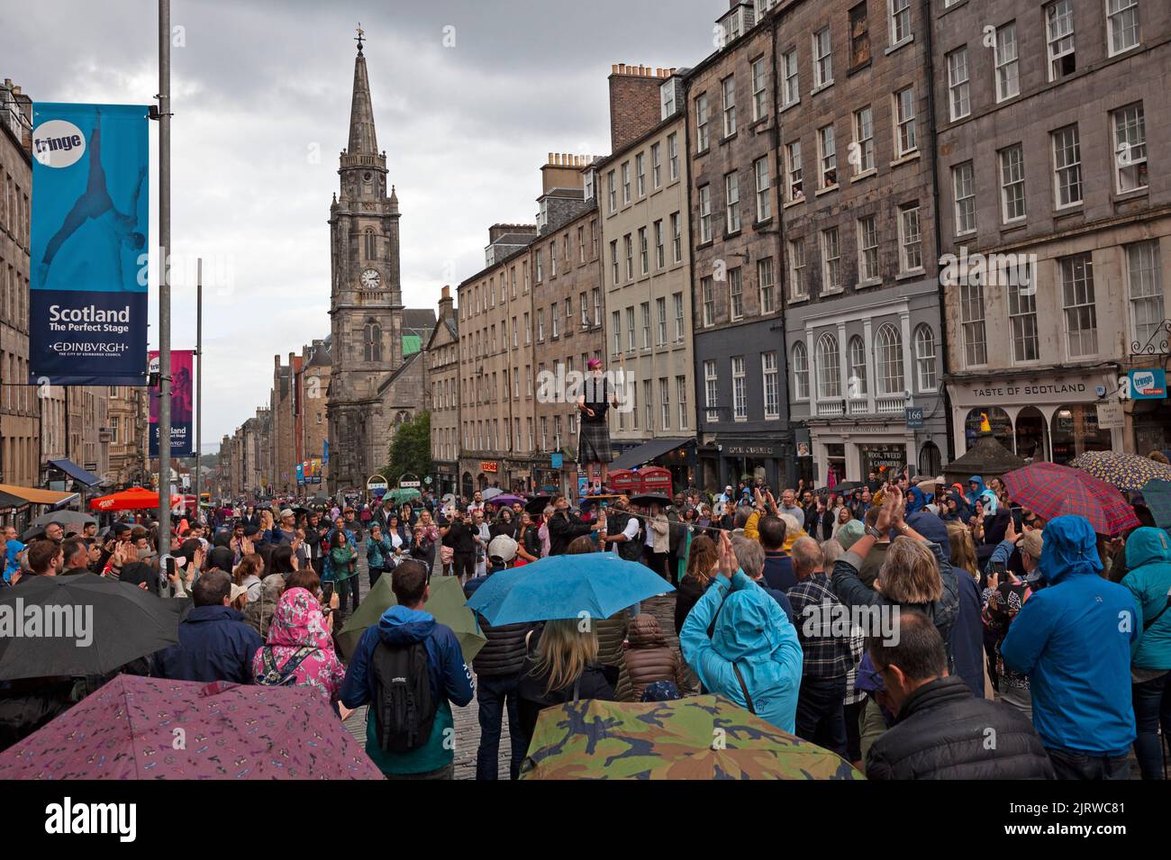 Edinburgh Festival Fringe, Royal Mile, Scozia, Regno Unito. 26th agosto 2022. Showery e pomeriggio noioso con temperatura di 18 gradi centigradi fatto per una strada più tranquilla High Street l'ultimo Venerdì della EdFringe. Nella foto: Super Scott riunisce un pubblico di buone dimensioni in High Street con il suo atto di giocoleria. Credit: ArchWhite/alamy live news Foto Stock