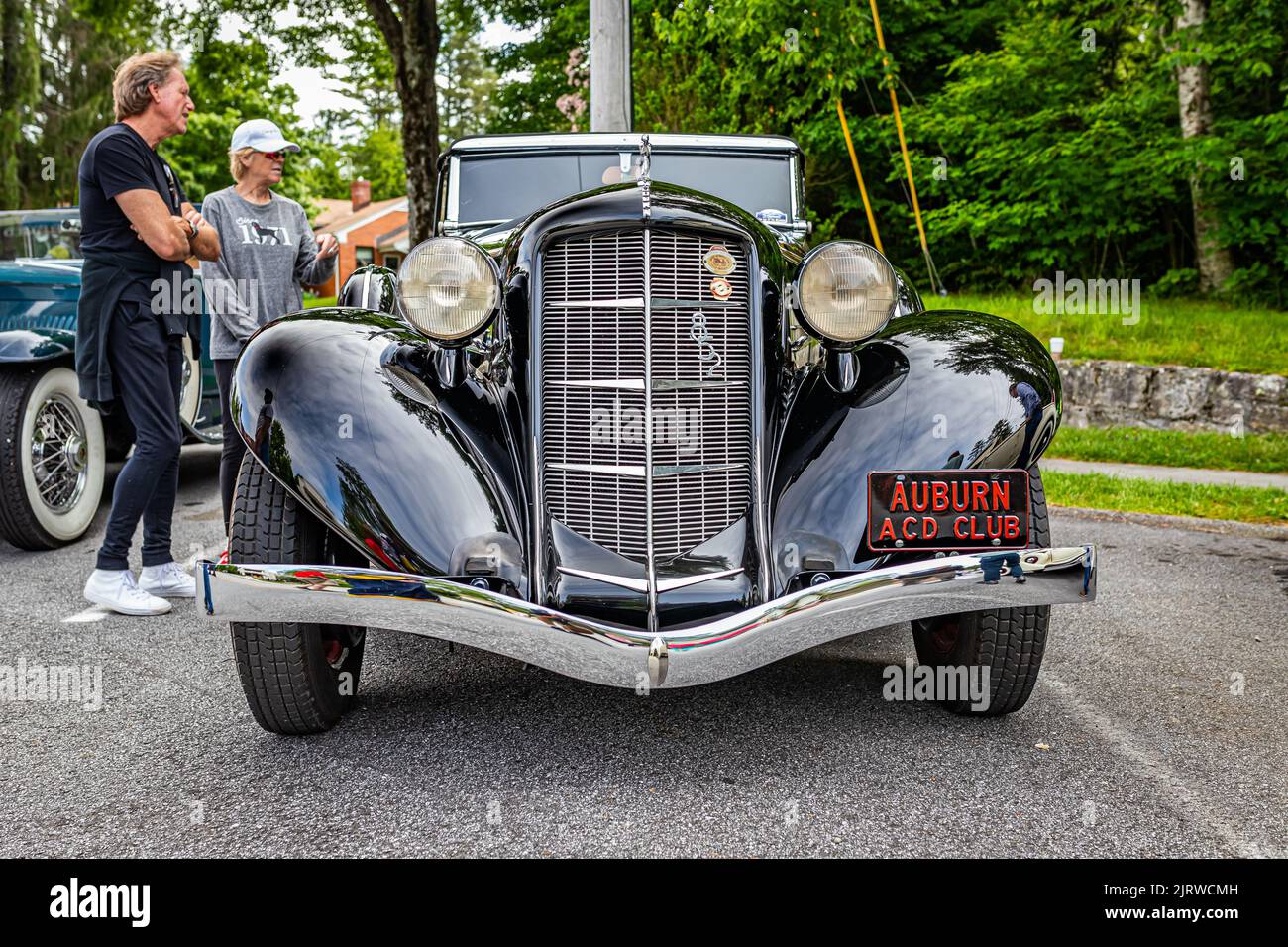 Highlands, NC - 11 giugno 2022: Vista frontale in prospettiva bassa di un Auburn 852 Cabriolet 1936 in un salone automobilistico locale. Foto Stock