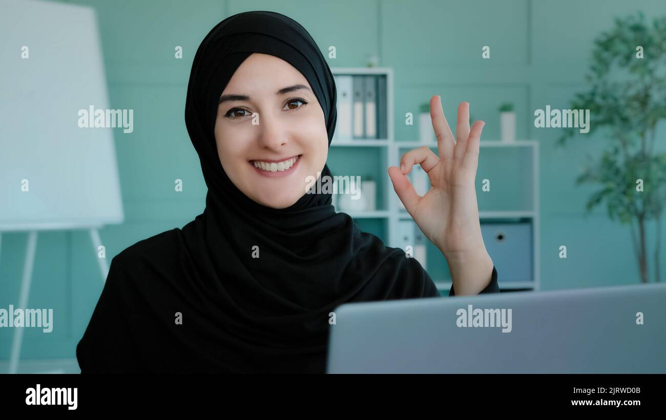 Donna d'affari musulmana freelancer in hijab nero di lavoro a scrivere sul laptop utilizzando il servizio di computer per lo shopping online ragazza islamica studente di studio spettacoli Foto Stock