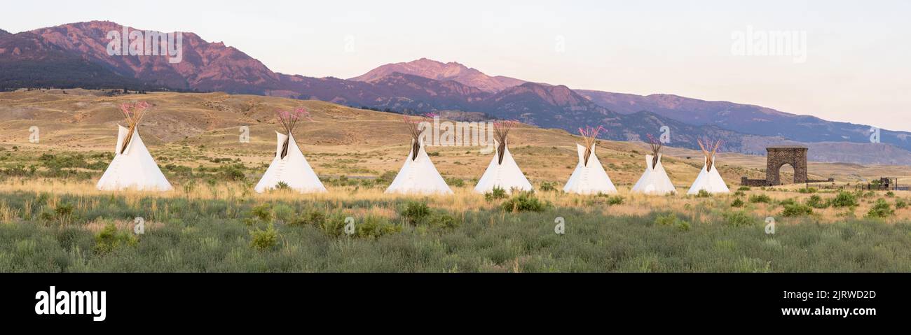 Madison Junction, Stati Uniti d'America. 18 agosto, 2022. Le native American Teepee Lodge presso l'All Nations Teepee Village all'ingresso Nord per celebrare il 150th° anniversario del Parco Nazionale di Yellowstone il 17 agosto 2022 a Madison Junction, Montana. Il progetto di Mountain Time Arts presenta 13 casette da teepee che significano una nuova era di inclusione e rappresentazione indigena nel Parco Nazionale di Yellowstone. Credit: Jacob W. Frank/NPS/Alamy Live News Foto Stock