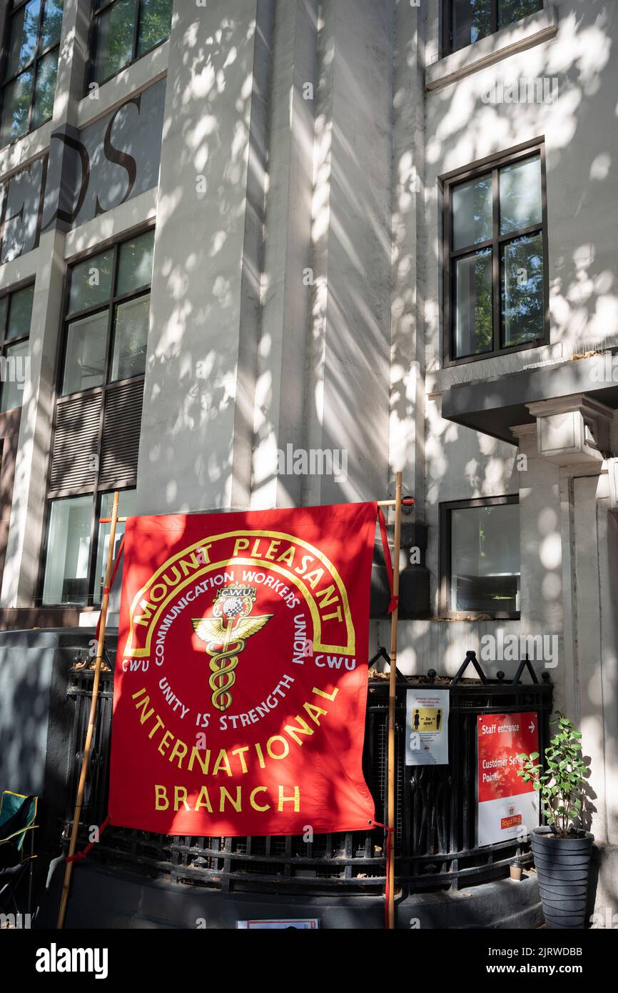 Il primo di quattro giorni di azione industriale, i lavoratori postali della Communications Workers Union (CWU) si trovano su una linea di picket presso l'ufficio di smistamento di Mount Pleasant, il 26th agosto 2022, a Londra, in Inghilterra. 115.000 operatori postali di Royal Mail in tutto il Regno Unito sono usciti in sciopero in una disputa sulla retribuzione e la loro Unione ha rifiutato un'offerta di aumento della retribuzione 'del valore fino al 5,5%' dopo tre mesi di colloqui durante un tasso di inflazione è ad un massimo di 40 anni del 10,1% e si prevede superate il 13% più tardi quest'anno. Foto Stock