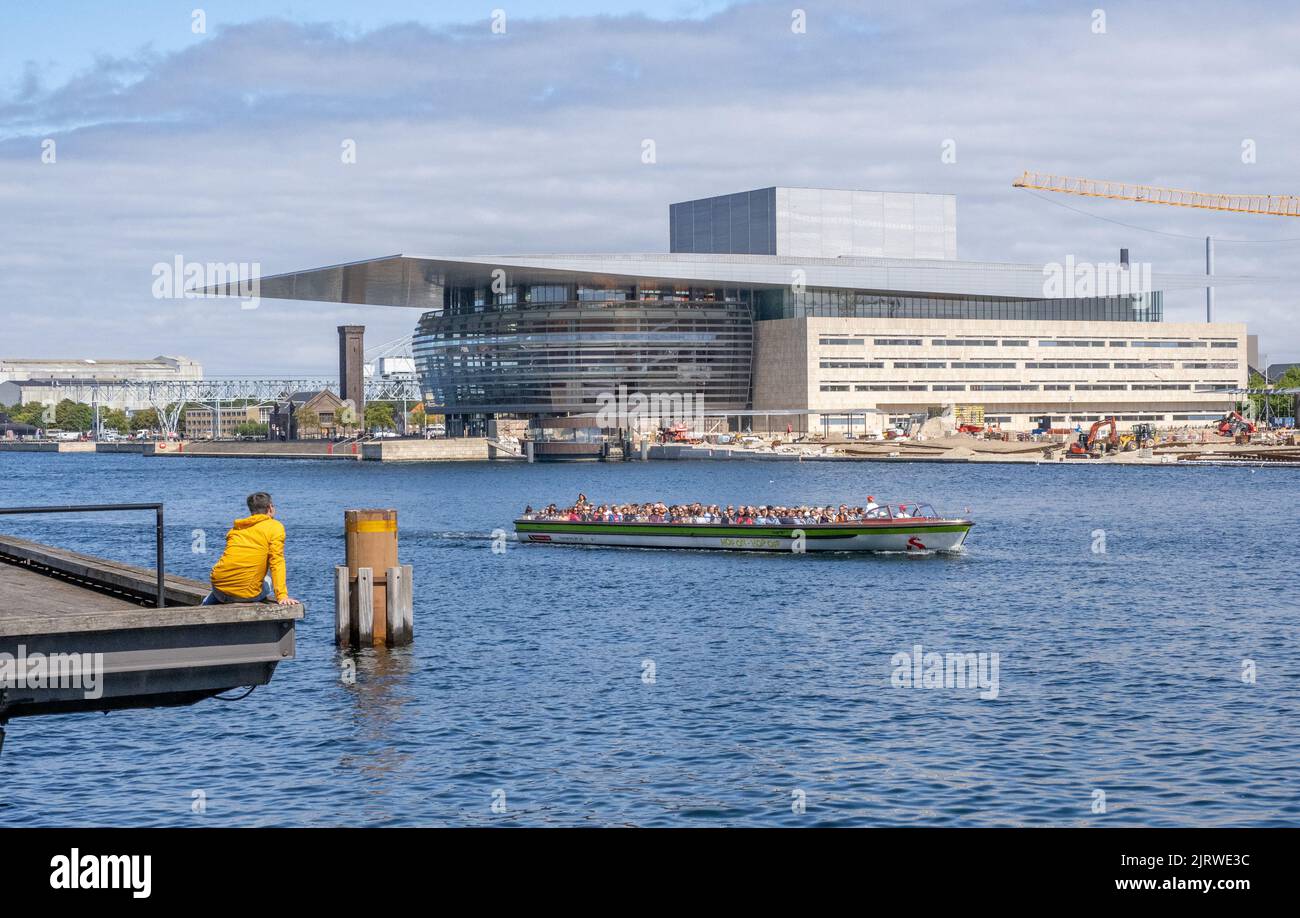 Una gita turistica in barca passando davanti al teatro dell'opera sul lungomare di Copenhagen progettato da Henning Larsen Foto Stock