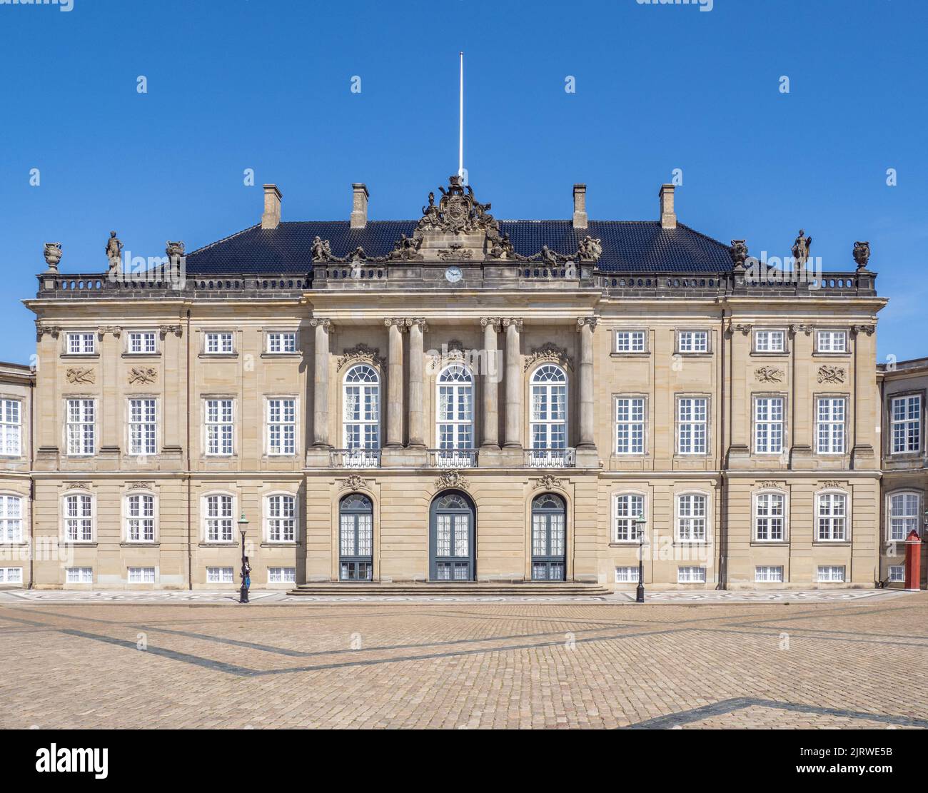 Uno dei quattro palazzi di Amalienborg ora residenza del principe ereditario Frederik e della principessa ereditaria Maria a Copenaghen, Danimarca Foto Stock