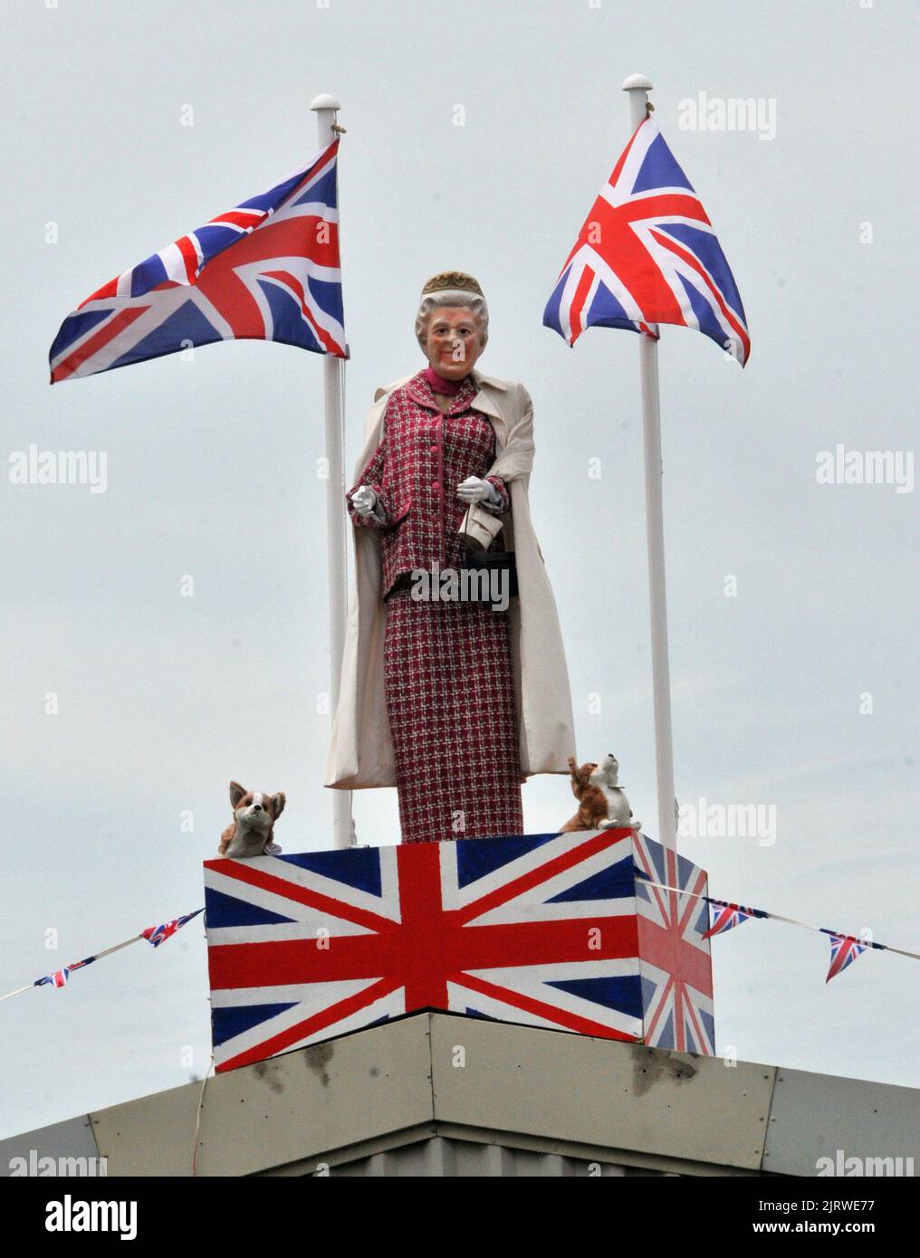 LA SUA REGINA DI MAESTÀ ELIZABETH COMPLETA CON CORGIS DÀ UN'ONDA REALE AGLI AUTOMOBILISTI DI PASSAGGIO SUL A27 A CHICHESTER DAL TETTO DI UNA SOCIETÀ DI NOLEGGIO DI ATTREZZI . PIC MIKE WALKER, MIKE WALKER PICTURES.2012 Foto Stock