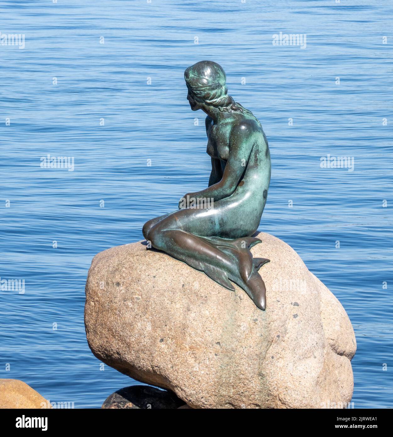 Scultura in bronzo della Sirenetta di Edvard Eriksen sul lungomare di Langelinie vicino al porto di Copenaghen, Danimarca Foto Stock