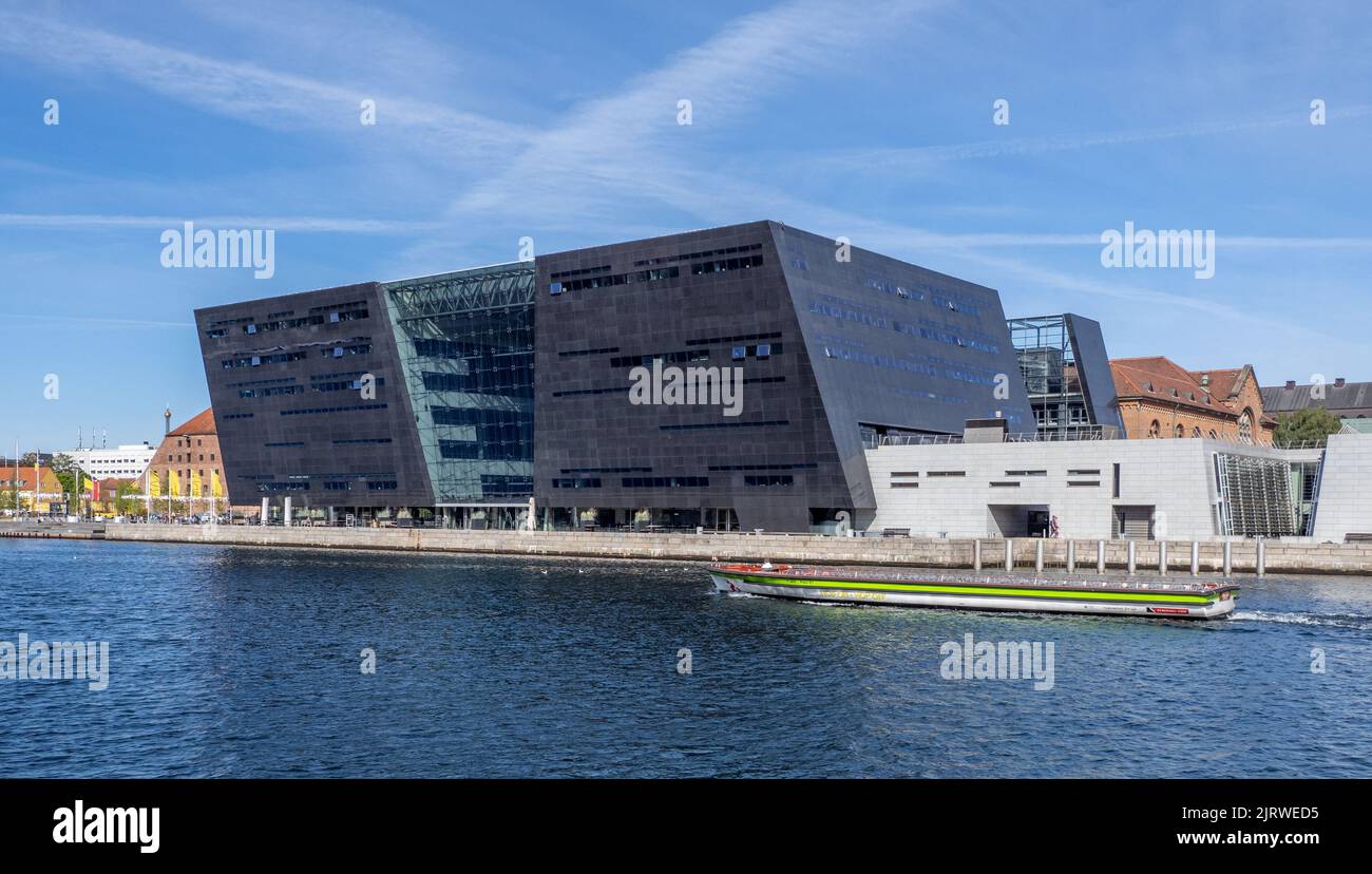 Moderna estensione della Royal Danish Library, affettuosamente conosciuta come Den Sorte Diamant, il Diamante Nero, sul lungomare di Copenhagen, Danimarca Foto Stock