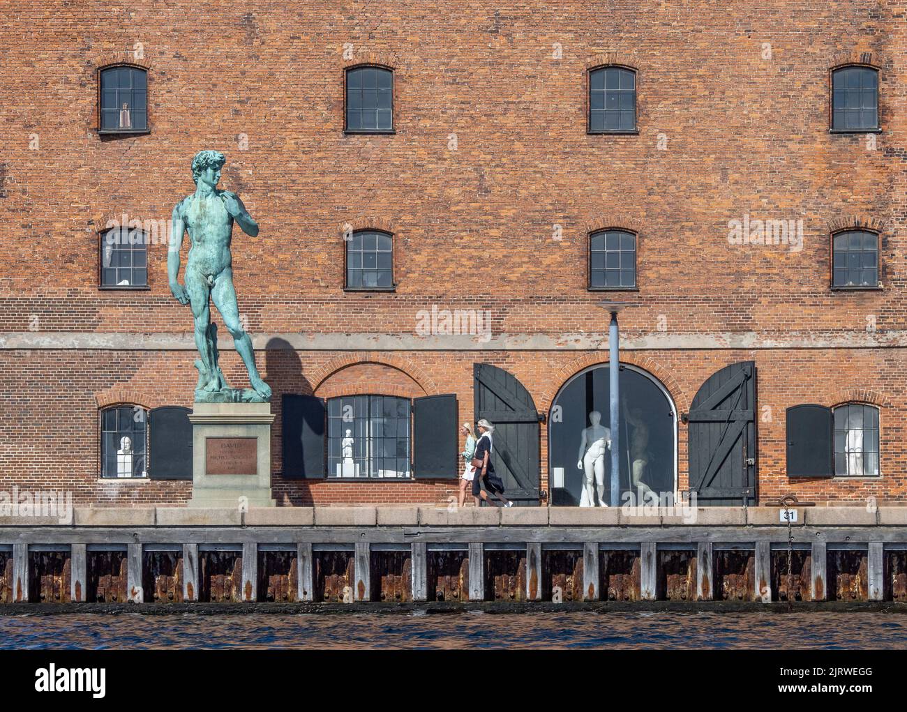 Cast del David di Michelangelo fuori dal museo Royal Cast Collection nel vecchio magazzino Vestindisk Pakhus presso il porto di Copenaghen - Danimarca Foto Stock